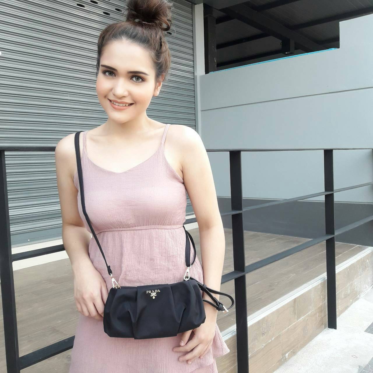 รุ่นใหม่คะ! พร้อมส่ง กระเป๋าทรง Clutch มินิน่ารัก♡ ยอดฮิตจากแบรนด์ PRADA **งานสวยมากกกกกกก มาพร้อมสายยาว สะพาย Cross body ก็สวย หรือจะถือสวยๆก็ได้เช่นกัน นอกจากนี้ยังมีสายคล้องมือให้อีกด้วย สามารถใส่ Iphone X ได้ ด้านหน้ากระเป๋า มาพร้อมโลโก้แบรนด์อ