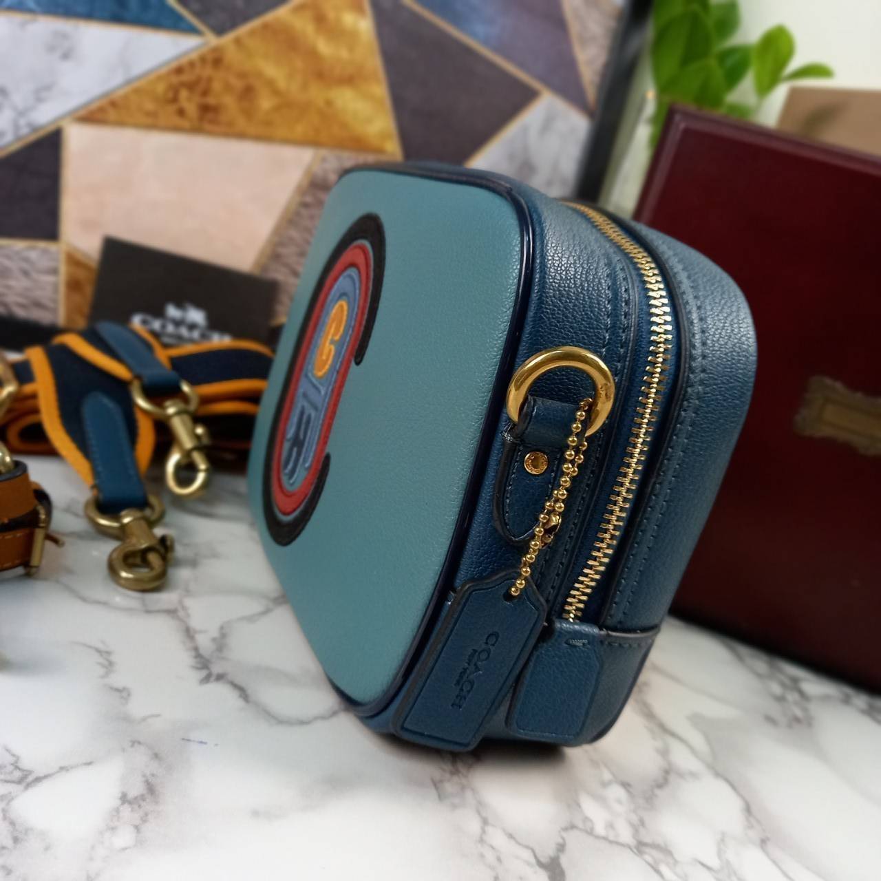 OUTLET 】COACH Camera Bag In Colorblock With Coach Patch (COACH F79278) 🍁หายากมากๆแล้วรุ่นนี้**จะถือ หรือสะพาย ได้ตามใจสั่ง //วัสดุหนังแท้เต็มใบ คุณภาพหนังดีมากๆ ปักโลโกตัวC ด้านหน้า ดูดีแบบไม่ซ้ำใคร //มาพร้อมสายสะพาย 2 สาย >>สายหนัง และสายสป