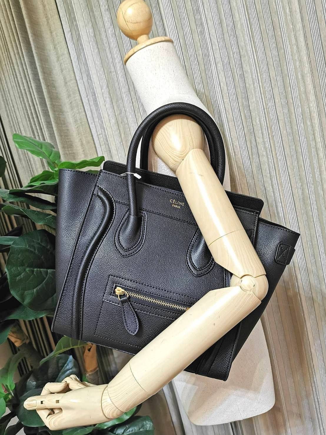CELINE HANDLE BAG VIP GIFT WITH PURCHASE (GWP) พรีเมี่ยมกิ๊ฟรุ่นใหม่ Limited Edition จาก CELINE HAUTE PARFUME DUTYFREE COUNTER หนังแท้ Calf Skin Leather มาในดีไซน์สุดหรูยอดนิยมหนังนิ่มหอมขึ้นเทคเจอร์สวยอยู่ทรง เปิดปิดด้วยซิปสะดวกใช้ ด้านหน้ามีโลโก้แบรนด์ 