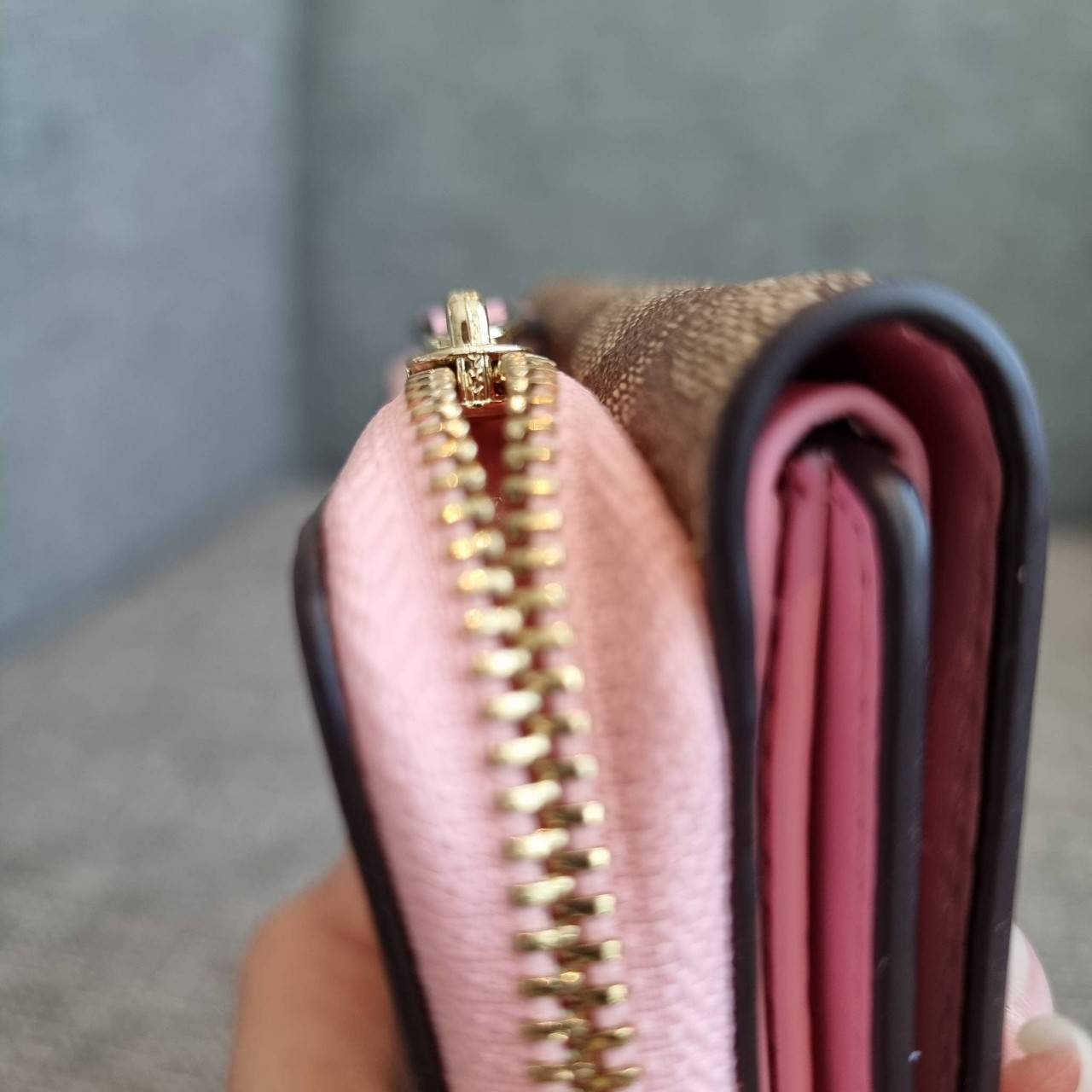 OUTLET 】COACH F41302 SMALL TRIFOLD WALLET IN SIGNATURE CANVAS สวยคลาสสิค พกพาง่าย ใบเล็กน่ารักน่าใช้ ต้องยกให้ใบนี้จ้า 💗💋 ตอบโจทย์คนชอบพกน้อยที่สุด!! กระเป๋าสตางค์ใบสั้นหนังแคนวาสเคลือบคุณภาพดี ภายในเป็นหนังแท้ ใส่บัตร ใส่ธนบัตรได้ทุกชนิด 