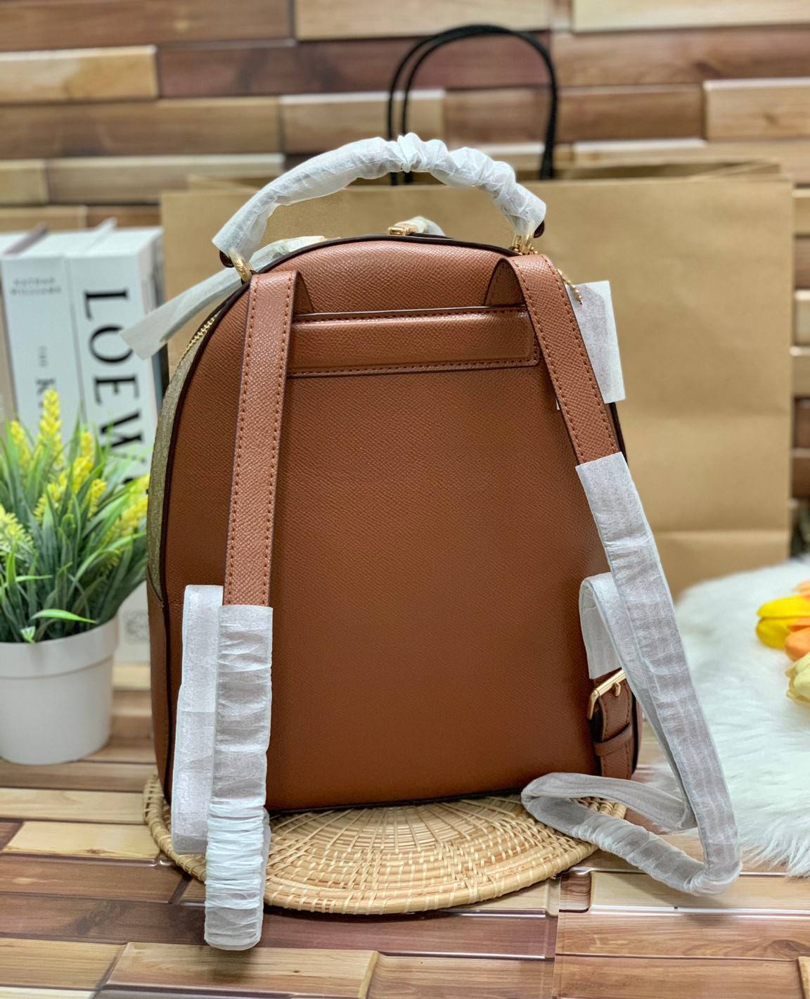 COACH JORDYN BACKPACK IN BLOCKED SIGNATURE ((76622//76624//76715)) พร้อมส่ง กระเป๋าสะพายหลังแบบมีหูหิ้ว หนังแท้ หนังนิ่มอย่างดีเลยค่า ด้านหน้ามีช่องซิปหนึ่งช่องสำหรับใส่ของจุกจิกนะคะ เปิดปิดช่องหลักแบบซิปคู่ หัวซิปมีหนังห้อยมาให้ ภายในกระเป๋าโล่งใส่สัมภาร