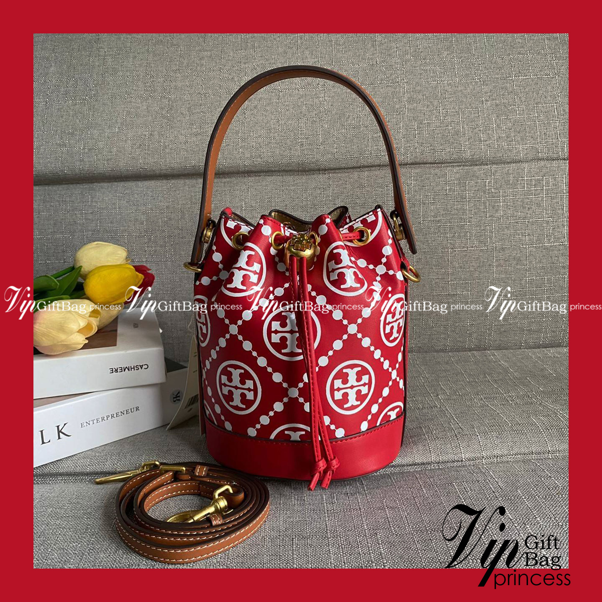 TORY BURCH T Monogram Embroidered Mini Bucket Bag ถูกหรือแพงต้องแดงไว้ก่อนเลยค่ะ ^^ กระเป๋าทรงบักเก็ตใบเล็กน่ารัก สุดหรูหรา ทรงสวย โด่ดเด่นลายพิมพ์ monogram วัสดุหนังอย่างดี เปิด-ปิดแบบหูรูด ล็อดด้วยปุ่ม อะไหล่ทองสวยงาม มาพร้อมสายยาว ปรับสายได้ ถอดสายได้ 