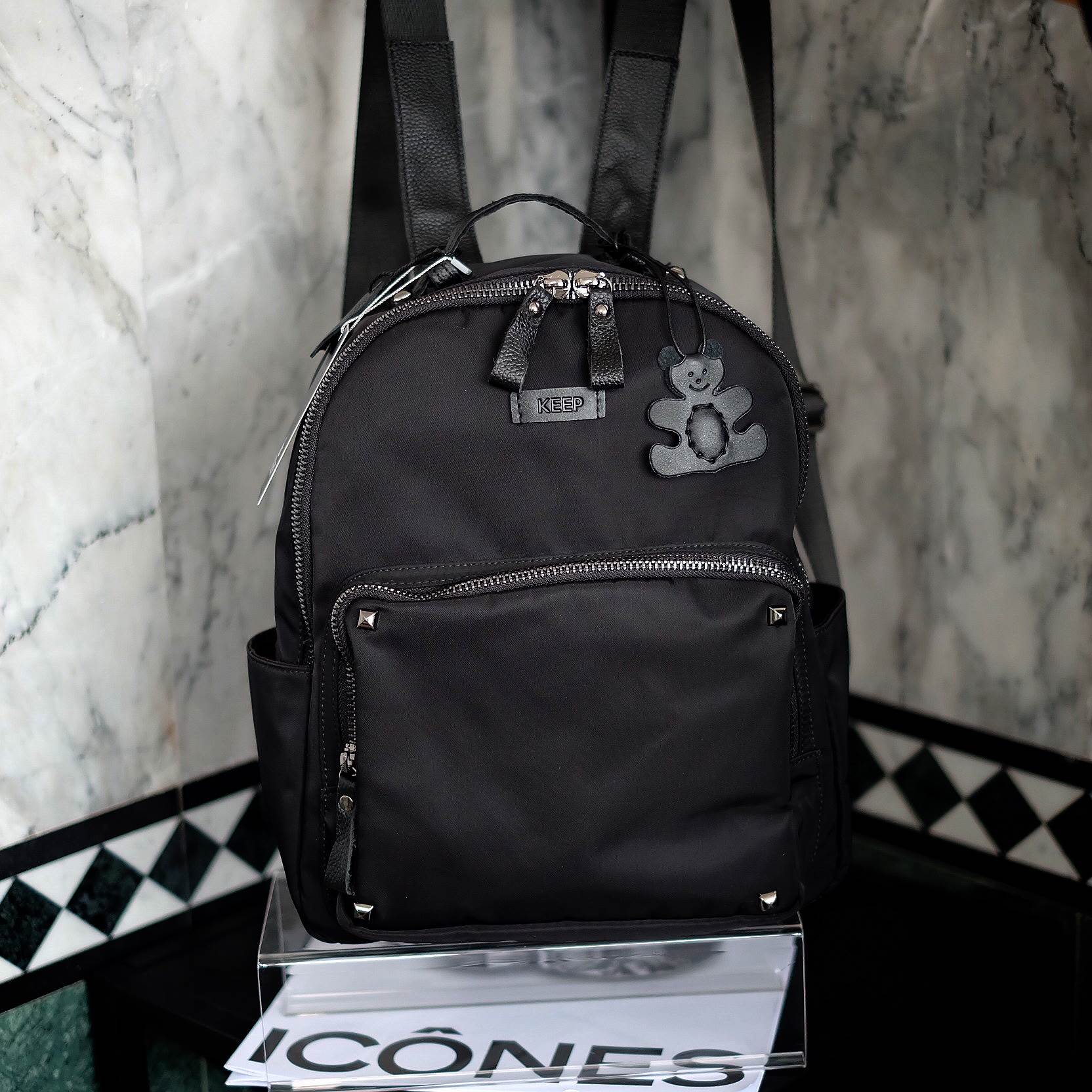 ใหม่สุด !!! เป้Keepไนล่อนห้อยพี่หมีteddy_duo เอาใจสาวๆ ชอบสไตด์ เป้ ทางร้านได้ รุ่น classic ประดับหมุดดำ จาก แบรนด์ keep มาฝากคะ จุดเด่น 💙 กระเป๋า ผ้าไนล่อน น้ำหนักเบา สายหนังแท้ ทนทาน ดีไซด์ ทันสมัย เข้าได้กับทุกชุด สายสะพายมีแผ่นหนังแท้รอง สะพาย