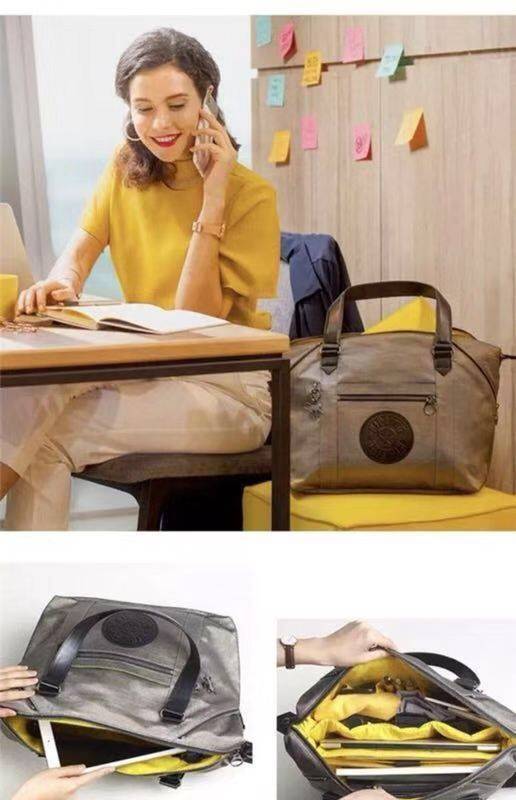 KIPLING ART ORGANISED Metallic Tote Bag with Laptop Compartment กับอีกหนึ่งคอลเลคชั่นของ GO MONDAY collection วัสดุ synthetic (structured, coated) กระเป๋าถือหรือสะพายที่ภายในมีช่องแยกเป็นสัดส่วน ตรงกลางมีช่องใส่ Laptop มีเบาะหุ้มหนาโดยเฉพาะ มีช่องใส่ขวดน้