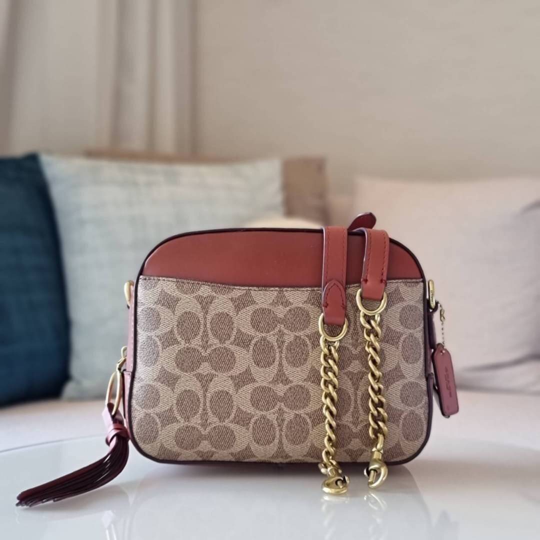 COACH 31208 CAMERA BAG IN SIGNATURE CANVAS รุ่นหายาก กระเป๋า crossbody ทรงกล่องสวยหรู ดีไซน์ลงตัว สีแทนรัสท์โดดเด่น วัสดุหนังแคนวาสเคลือบลาย ตัดด้วยอะไหล่ทองเหลือง สวยเข้ากันสุดๆ!! เปิด-ปิดกระเป๋าด้วยซิปพวงหนัง ภายในโล่งกว้าง ใส่ของสำคัญได้ครบ ใบนี้ใบเดีย