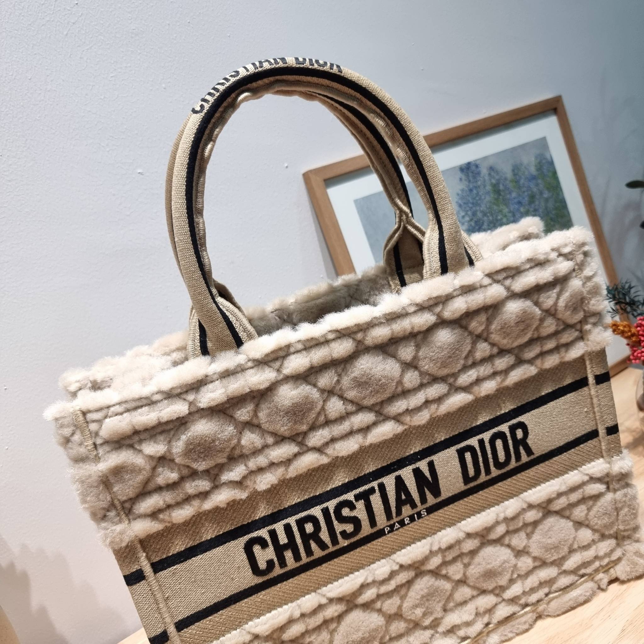 MEDIUM DIOR BOOK TOTE / CD book tote กระเป๋าทรงโท้ทใบใหญ่ ดีไซน์ใหม่ล่าสุด ที่มีทั้งความละมุนและหรูหราในตัว ด้วยการ shearling ขนแกะรอบใบฟูนุ่ม ตัดสลับฟอนท์เอกลักษณ์สวยงาม หูจับในตัวทนทาน ใช้งานง่าย ด้านในกระเป๋ากว้างมาก จุของได้เยอะ ไม่ใช่แค่สวยแถมยังใช้ป