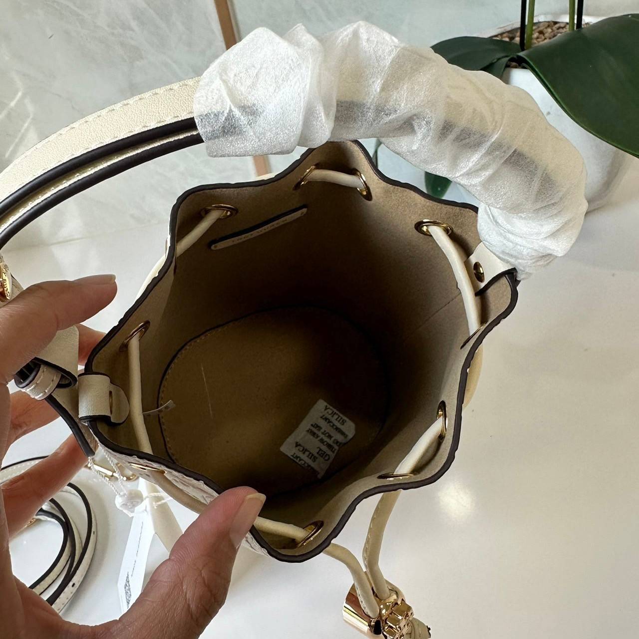 TORY BURCH mini T Monogram leather bucket bag กระเป๋าบัคเกต ไซต์ mini คอลเลกชันหนัง T Monogram ลายซิกเนเจอร์หนังปั้มลายนูน