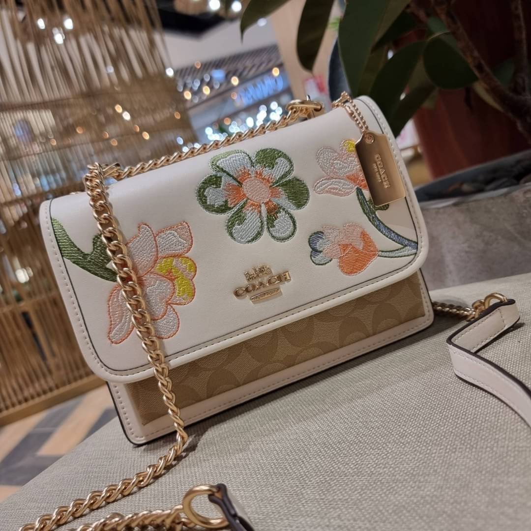 COACH C9230 KLARE CROSSBODY IN SIGNATURE CANVAS WITH FLORAL EMBROIDERY น้องใหม่คอลล่าสุด กับกระเป๋าสะพายข้าง โทนสีละมุนลูกคุณหนู ดีไซน์ปักดอกไม้เพิ่มลูกเล่น ให้ดูแพง วัสดุผนังแคนวาสสลับหนังแท้ สายสะพายโซ่สลับหนัง สะพายยังไงก็ขับผิว เปิด-ปิดด้วยกระดุมแม่เห