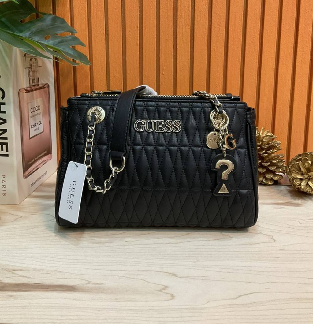 ของแท้ แท้ 100% GUESS CROSSBODY BAG กระเป๋าถือหรือสะพาย ขนาดกำลังดี วัสดุ pu. faux leather หนังนิ่ม นุ่มมาก สวยอยู่ทรง