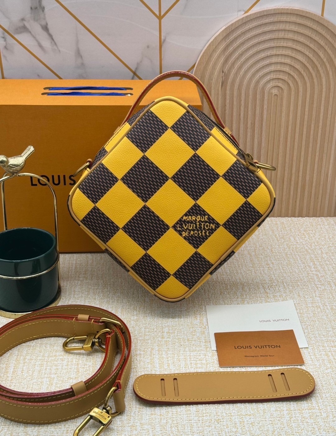 LV Chess Messenger Bag Jaune Mat / Green / Red / Blue กระเป๋าสะพายแมสเซนเจอร์ทรงเหลี่ยมรุ่นใหม่ ลายตารางหมากรุก Damier เอกลักษณ์ของความหรู โทนสีสดใสมีชีวิตชีวา ปรับลุคปัง กับการมาของความไฮคลาสรูปแบบใหม่ สุดไอโคนิค