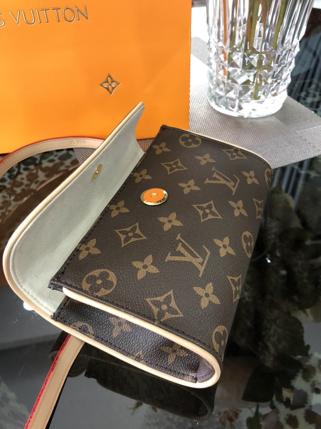 VIP 】หนังแท้ Louis Vuitton Mono Pouchette Florentine Belt Bag กระเป๋าคาดเอวหนังแท้สุดหรู มีจำกัดนะคะ