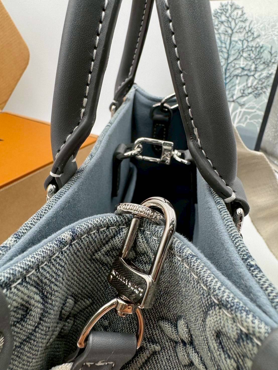 LV Onthego Denim Vintage Tote Bag กระเป๋าทรงโท้ทเดนิมสไตล์วินเทจ รุ่นใหม่ปั้มลายโมโนแกรมบนเดนิมสุดไอคอนิก ที่ใครเห็นต้องเป็นคลั่งรัก ผู้ดี หรูหราได้ทุกลุค ทุกสไตล์
