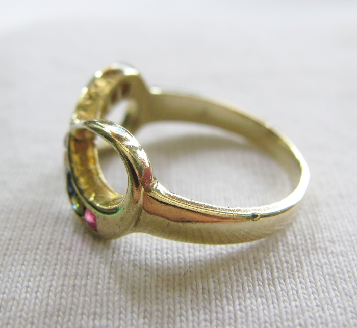 แหวนอินฟินิตี้พลอยนพเก้าเนื้อทองเหลืองเสริมเรื่องความรักการงานค่ะ