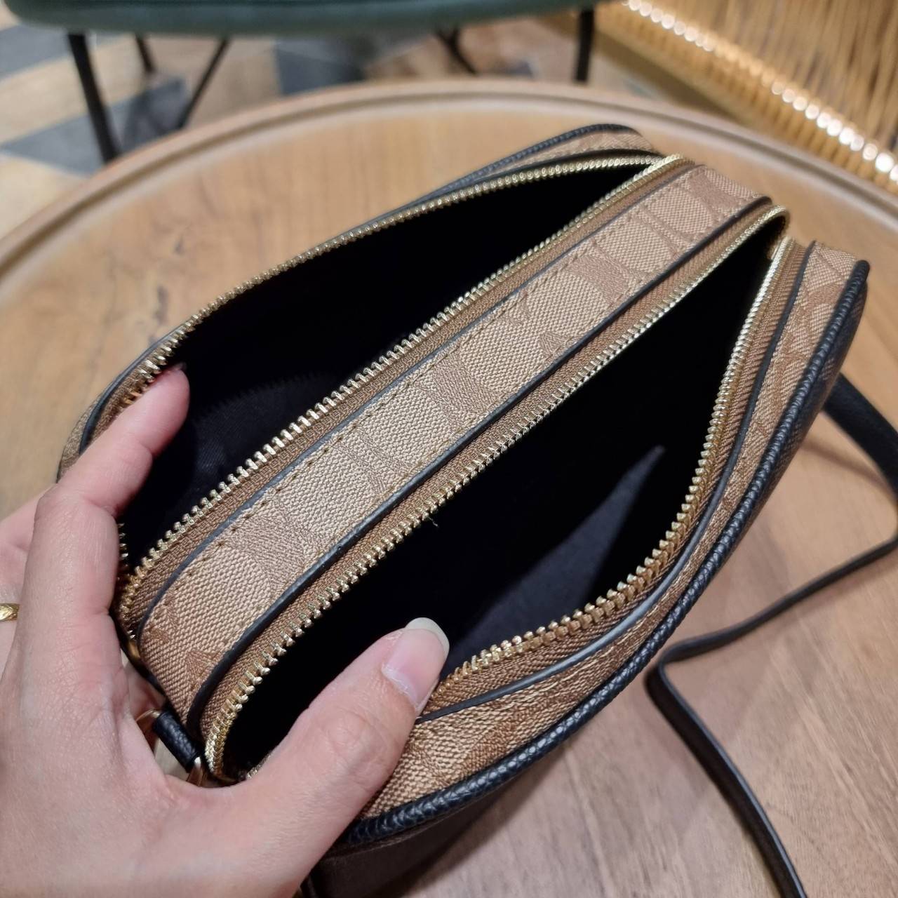 ใครที่รออยู่ห้ามพลาดเลยจร้าา! COACH JES CROSSBODY IN BLOCKED SIGNATURE CANVAS ((1767)) พร้อมส่งอีกครั้ง สินค้าขายดี กระเป๋าสะพายครอสบอดี้ร์หรือสะพายข้างได้ หนังแท้อย่างดีค่ะ 🔺สีหนังของรุ่นนี้ผสมกันได้ลงตัวดูดีมากๆทีเดียวค่ะ กระเป๋าแบบ2ช่องซิป ภายใ