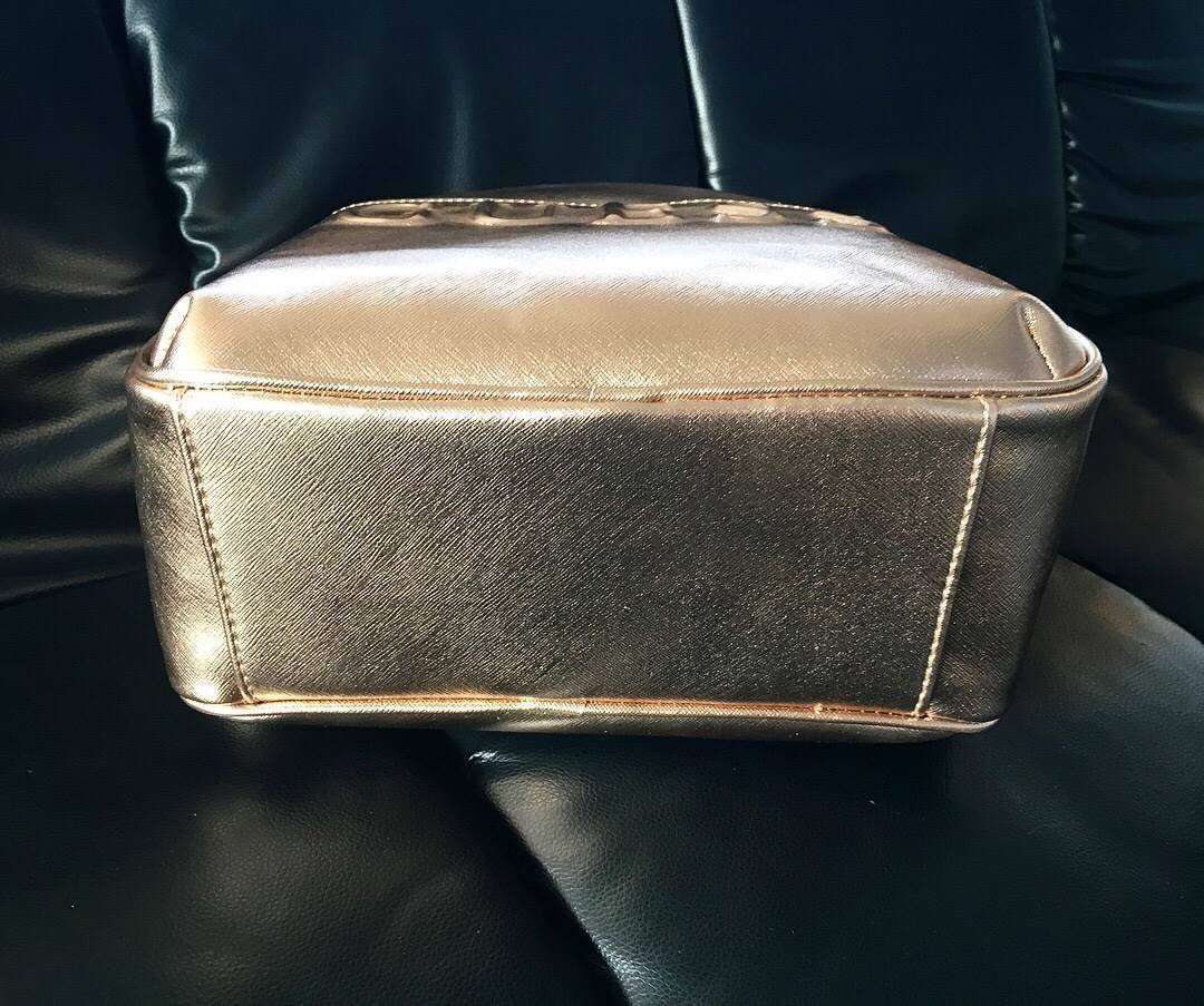 NEW!!! GUESS WOMAN'S BACKPACK ใครไม่มีจัดว่าพลาด!! กระเป๋าเป้ขนาดกระทัดรัดสำหรับสาวๆสากวก guess วัสดุทำจากหนัง PU นำหนักเบา เพิ่มความสะดุดตาด้วยโลโก้แบรนด์ปั้มตัวนูนสายสะพายหลังปรับเลื่อนได้ ภายในจุของได้เยอะ มีช่องกระเป๋าเล็กภายใน