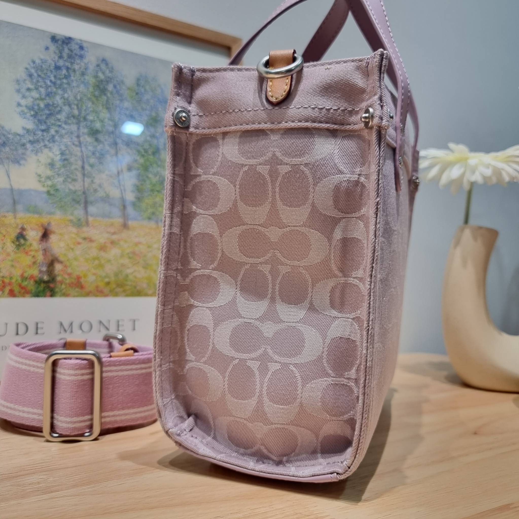 COACH FIELD TOTE 22 IN SIGNATURE DENIM / CJ853 คอลเลคชั่นใหม่ พร้อมสีใหม่ยังไม่เข้าไทย ให้ทุกคนได้มีสวยก่อนใครไปเลย!! กับกระเป๋าทรงโท้ท ไซส์กำลังสวย