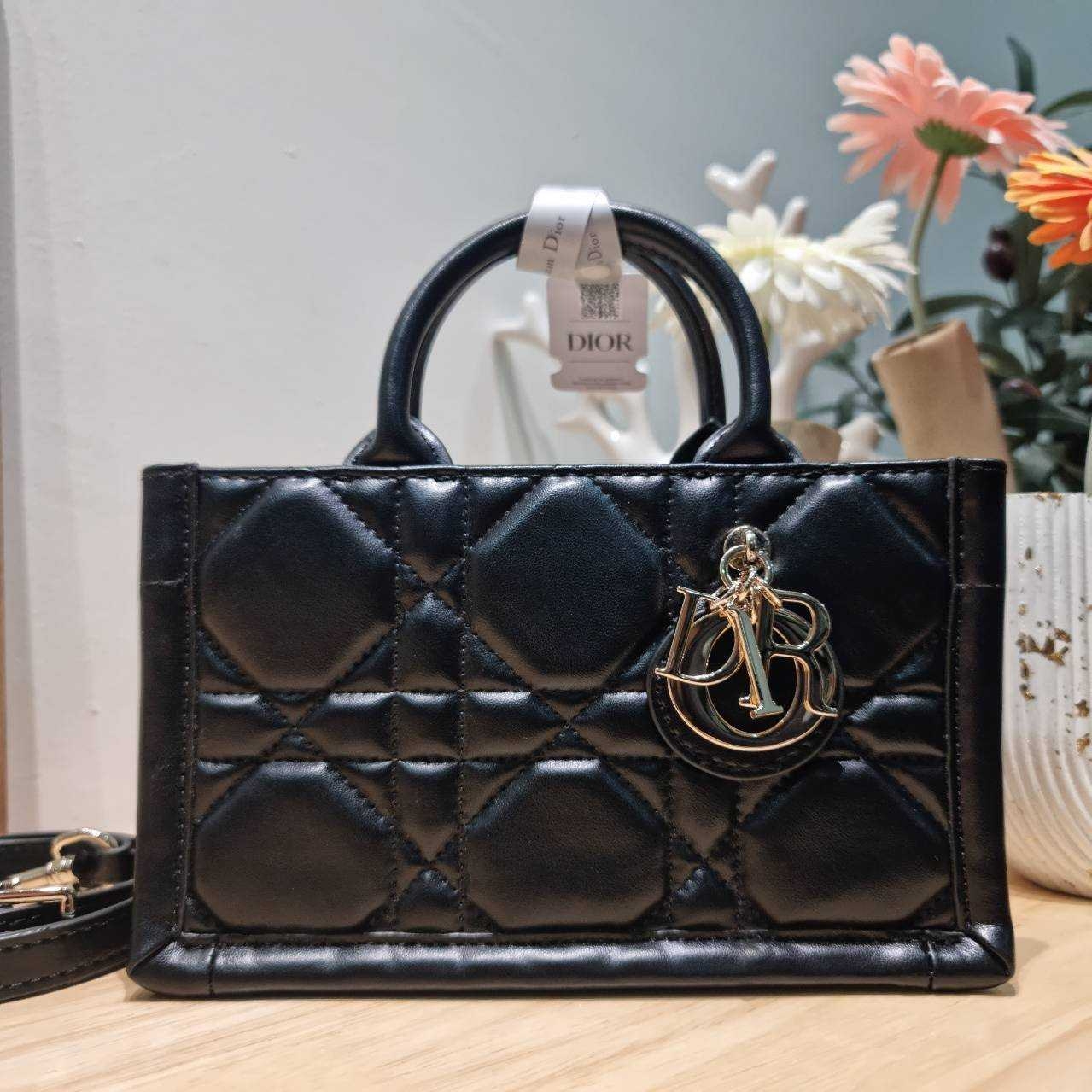 Dior mini book tote macro cannage bag กระเป๋าทรงโท้ทสุดฮิต ไซส์มินิ ดีไซน์ใหม่ หนังสวย พกพาไปไหนก็ได้ คล่องตัวและแมตช์ง่ายสุดๆ