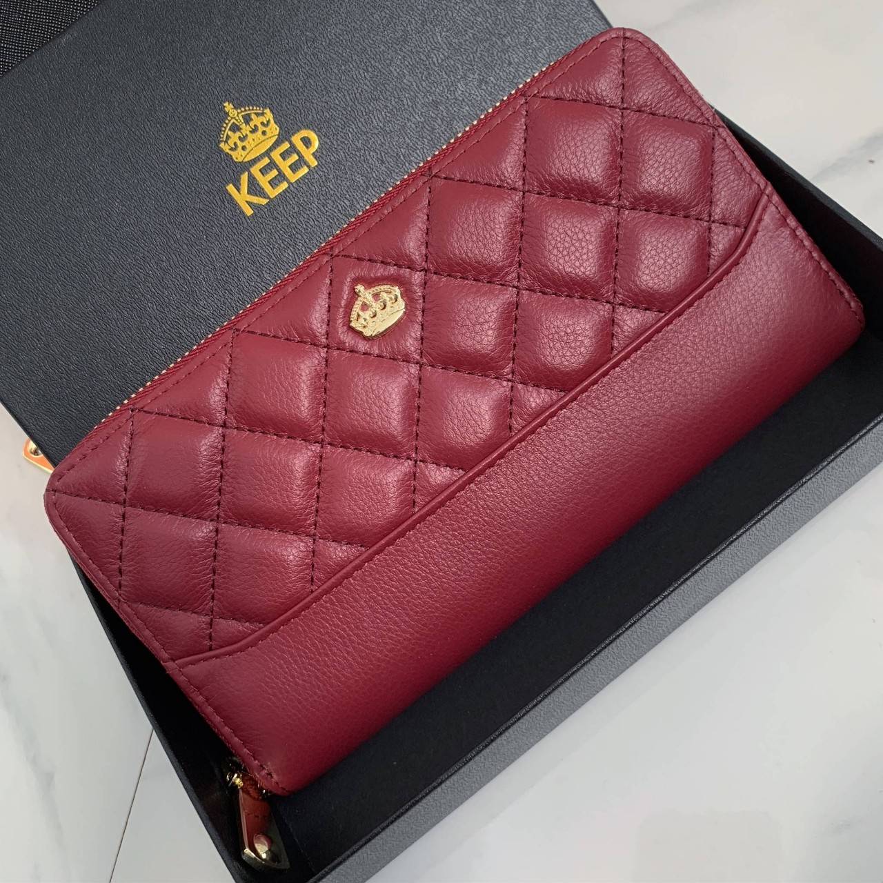 กระเป๋าสตางค์ Size ยาว ซิปรอบ สวยรับเงินมากใบนี้ คอนเฟิร์ม 💵💵 ใครกำลังหากระเป๋า size ห้ามพลาดนะคะ หนังสวยจริงๆ หนังวัวแท้ ตีตาราง นิ่ม ฟู ใช้หนังเกรดดีที่สุด สวยมาก KEEP • Super Rich ( Long )• กระเป๋า สตางค์ขนาดยาว ซิปรอบ ภายใน จุของคุ้ม ใ