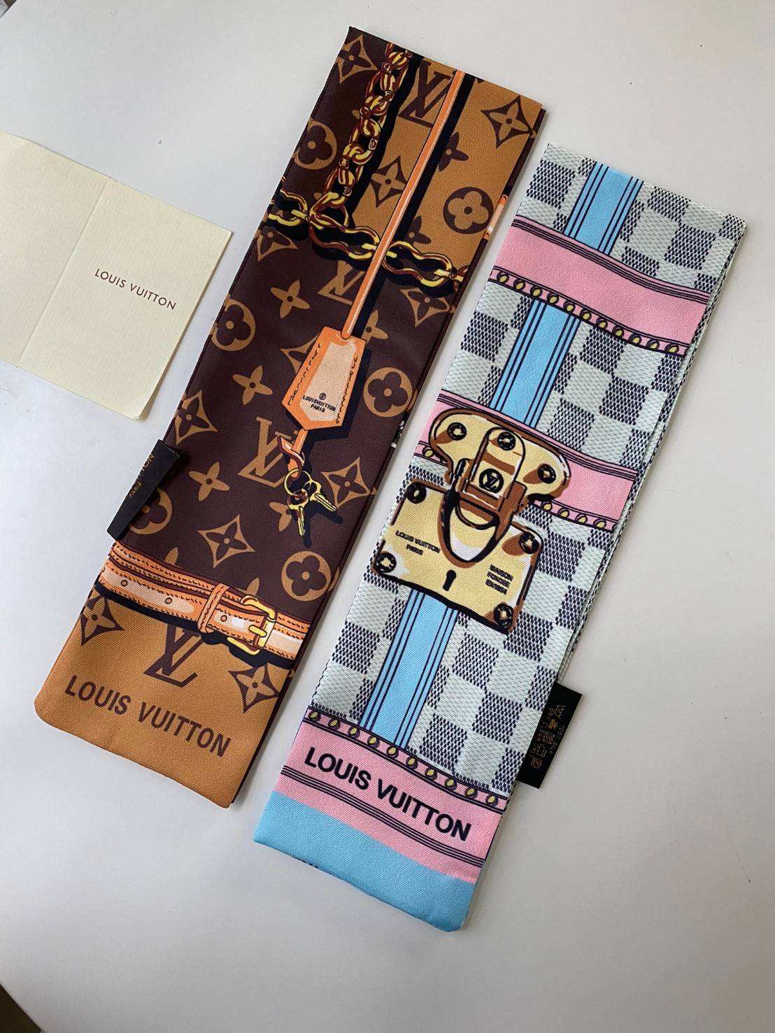 พรีเมี่ยมกิ๊ฟแท้ 100% 】พร้อมส่งที่ไทยที่นี่ที่เดียว CHANEL & LOUIS VUITTON TWILLY SCARF SILK ใช้งานได้อเนกประสงค์ หลากหลายตามไอเดีย