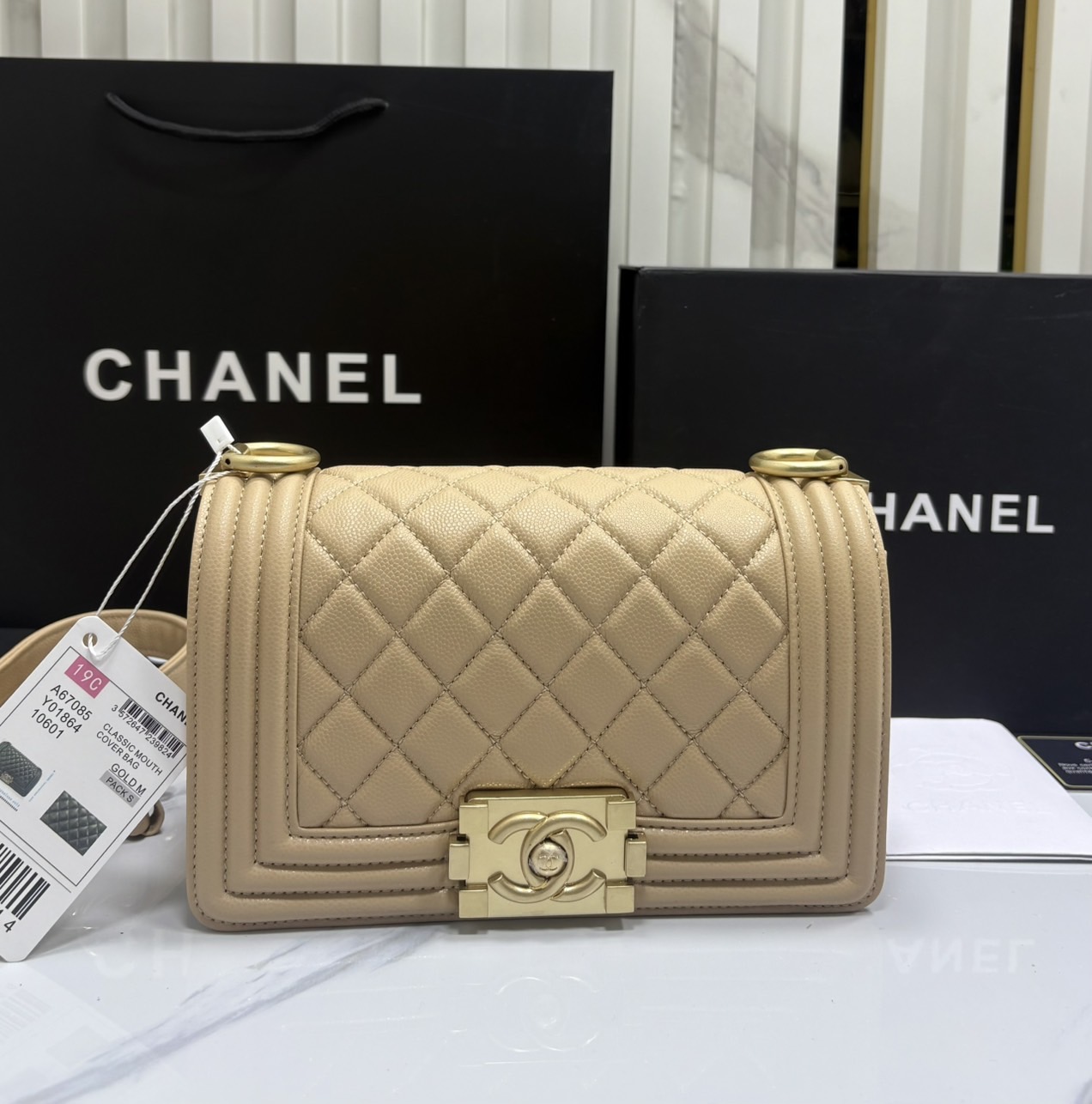 ORI หนังแท้ | CHANEL Boy 20cm shoulder bag กระเป๋าสะพายรุ่นยอดนิยมสุดคลาสสิคตลอดกาล หรูหราระดับตำนาน สวยงามเหนือกาลเวลา ขนาดเล็กน่ารัก ไม่ว่าเวลาจะผ่านไปเเค่ไหนก็ไม่เคย Out เรียบ หรู คลาสสิค ผู้ดี ไฮโซที่แท้ทรูสวยมากค่ะ