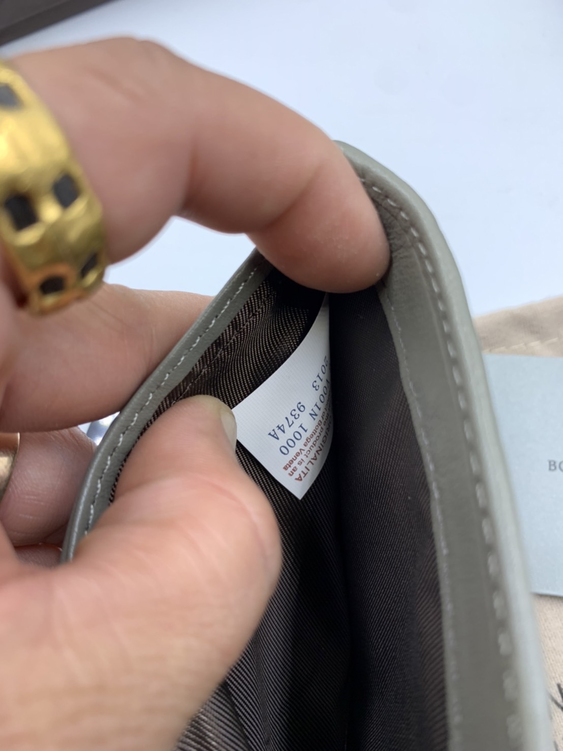 หนังแท้ BOTTEGA VENETA WALLET / BV Wallet พร้อมส่งที่ไทย กระเป๋าสตางค์ใบสั้นคุณผู้ชาย รุ่นตามหา มาเท่าไหร่ไม่เคยพอเลยค่า เป็นรุ่นคลาสสิกที่หยิบมาใช้งานได้บ่อยที่สุด งานหนังลูกวัวแท้ทั้งใบ ใช้ทนทานได้นาน ใช้ทนทานได้นานภาพสินค้าถ่ายจากงานขายจริง ใช้งานต่างป