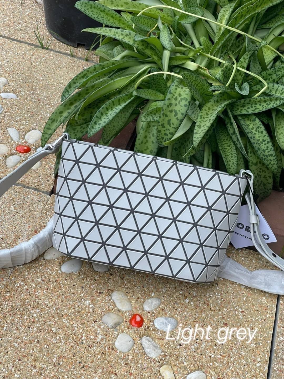 BAO BAO ISSEY MIYAKE Crystal Shoulder Bag งานดีไซน์ที่ดูเรียบง่ายทั้งรูปแบบการใช้งาน มีช่องเปิดปิดแบบซิปเพื่อให้คุณพกพาของมีค่าได้อย่างสบายใจป้องกันสิ่งของตกหล่น