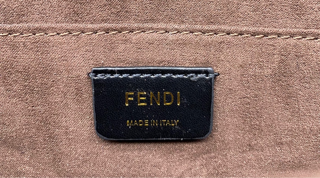 FENDI KAN leather bag เกรดออริจินอล สลับแท้ ด้วยสีและลวดลายคลาสสิกตามแบบแบรนด์ เข้าได้กับสาวๆ ทุกสไตล์ บ่งบอกความเป็น FF ได้อย่างสมบูรณ์แบบ โทนสีแมตช์กับเสื้อผ้าได้ง่าย