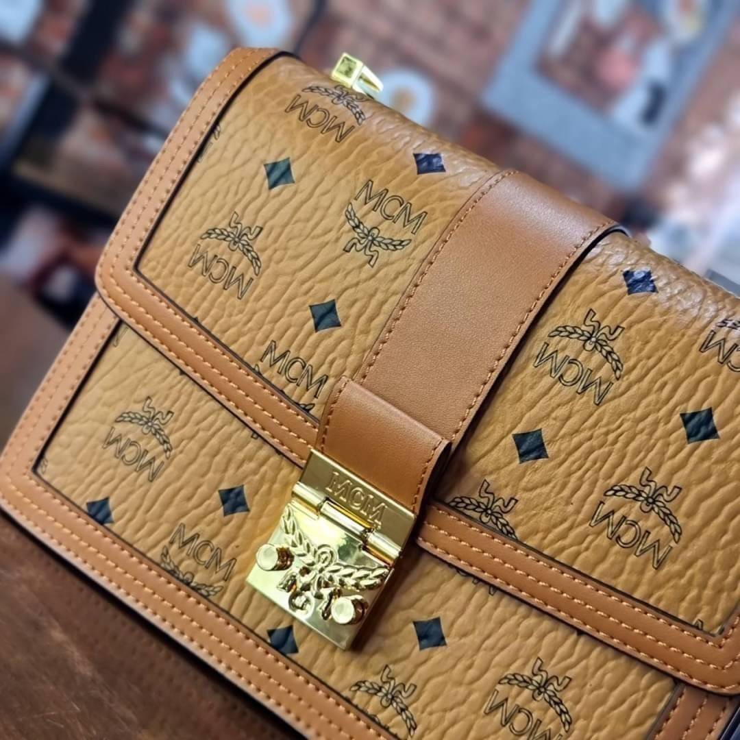 M.C.M TRACY SHOULDER BAG IN VISETOS คอลเลคชั่นเทรซี่ใหม่ล่าสุด 2021 กระเป๋าสะพายไหล่ ดีไซน์ยูนีคในลวดลาย visetos เอกลักษณ์ ใช้ได้ในทุกโอกาส รอบนี้ไซส์ใหญ่จุใจ ใส่ของได้รัวๆ วัสดุหนังแคนวาสคุณภาพดีสลับหนังแท้ เปิด-ปิดด้วยตัวกดล็อคแน่นหนา ภายในโล่งกว้าง มีช