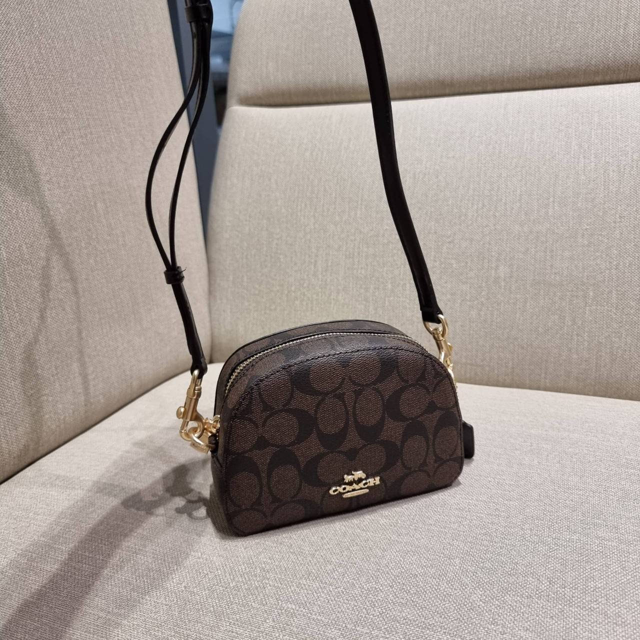 COACH 2628 MINI SERENA CROSSBODY IN SIGNATURE CANVAS ใหม่ที่สุด!! พร้อมส่งทุกสีเด็ด!! ย่อส่วนกระเป๋าสะพายคอลเลคชั่นยอดฮิต มินิเซเรนา ที่รับรองว่าน้องน่ารักม้ากกก!! ขนาดเล็กกุ๊งกิ๊ง แต่ดีเทลยิ่งใหญ่ วัสดุหนังแคนวาสเคลือบลาย เปิด-ปิดด้วยซิป สะดวกใช้ ภายในเป