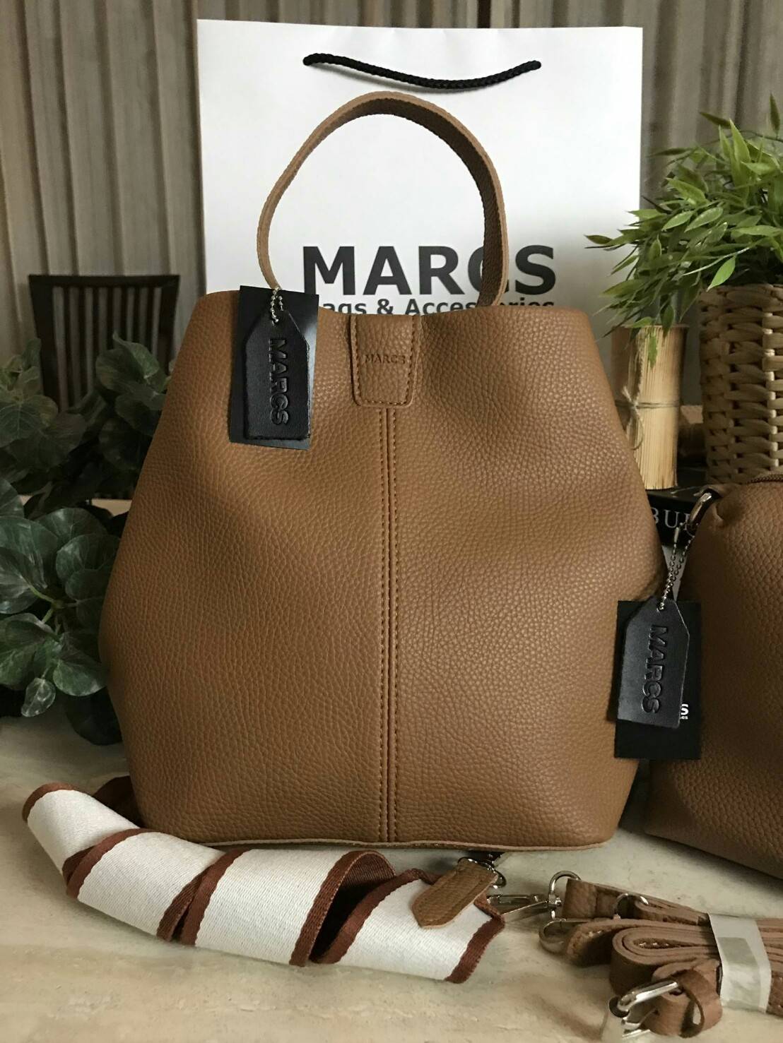 MARCS 2WAYS SHOULDER BAG 2018 New arrival กระเป๋าถือหรือสะพาย 2 in 1 รุ่นใหม่ล่าสุด ดีไซน์สไตล์ Hermes สุดคลาสสิค ซื้อ 1 ได้ถึง 2 ใบ ทั้งใบใหญ่ & ใบเล็กเข้าชุดกัน พร้อมสายสะพาย 2 แบบ 2 สไตล์สลับใช้ได้ไม่จำเจ วัสดุหนังแกะสังเคราะห์นิ่มสวย ขนาดกำลังดี ใบใหญ
