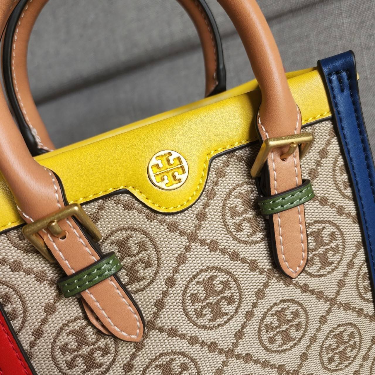TORY BURCH T MONOGRAM COLORBlOCK JACQUARD MINI TOTE คอลเลคชั่นใหม่ล่าสุด ครอบครองก่อนใคร ไอเท็มยุคนี้รุ่นที่ควรมีติดตู้คะสาวๆ วัสดุ jacquard สลับหนังแท้ หูจับ มาพร้อมสายสะพายข้างหนังแท้ ปรับระดับได้ สายสามารถถอดออกได้ ภายในเป็นช่องโล่ง ใส่มือถือได้ กระเป๋