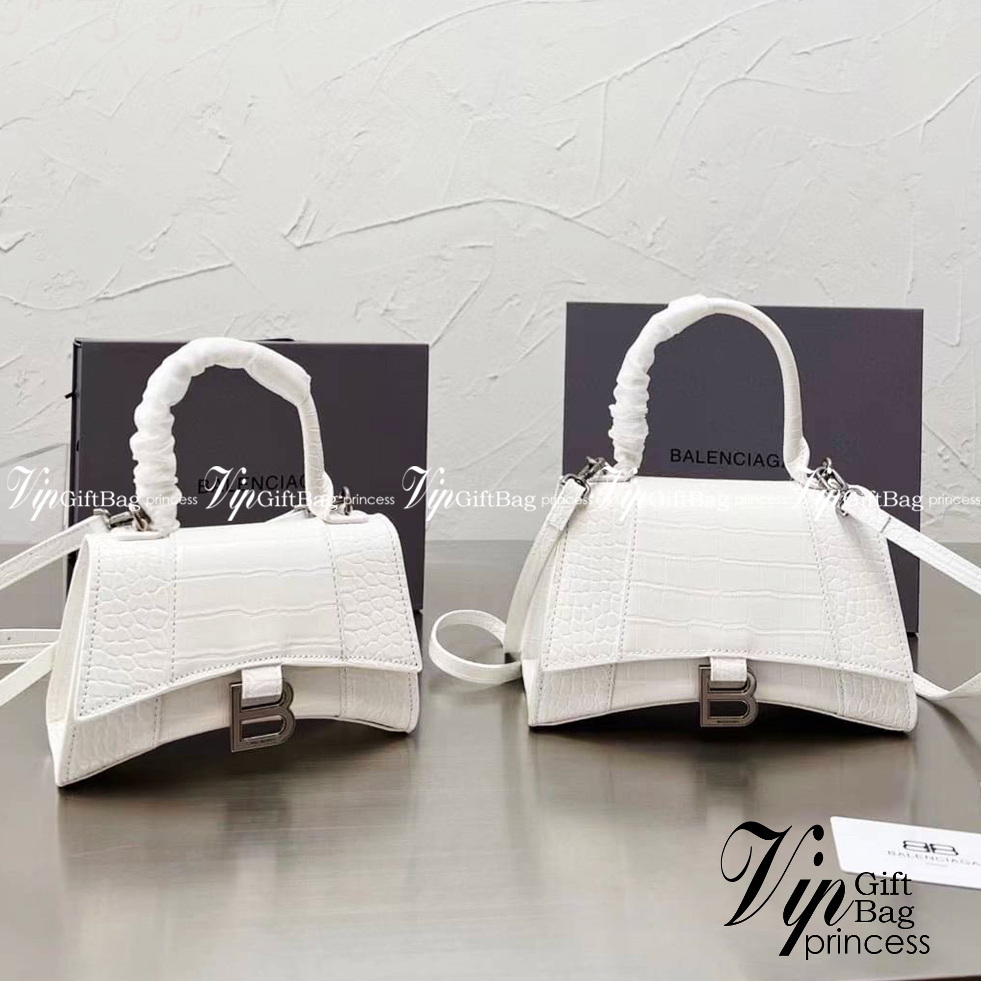 BALENCIAGA Hourglass BAG XS S / BALENCIAGA Hourglass Crocodile embossed calfskin กระเป๋าสะพายแบรนด์หรูซิกเนเจอร์ใบล่าสุด ที่มาพร้อมดีไซน์โดดเด่น มีความโฉบเฉี่ยว โค้งมนเหมือนพระจันทร์เสี้ยว เพิ่มความโดดเด่นสะดุดตาด้วยการตกแต่งอักษร B เมทัลลิก ที่เป็นเอกลัก