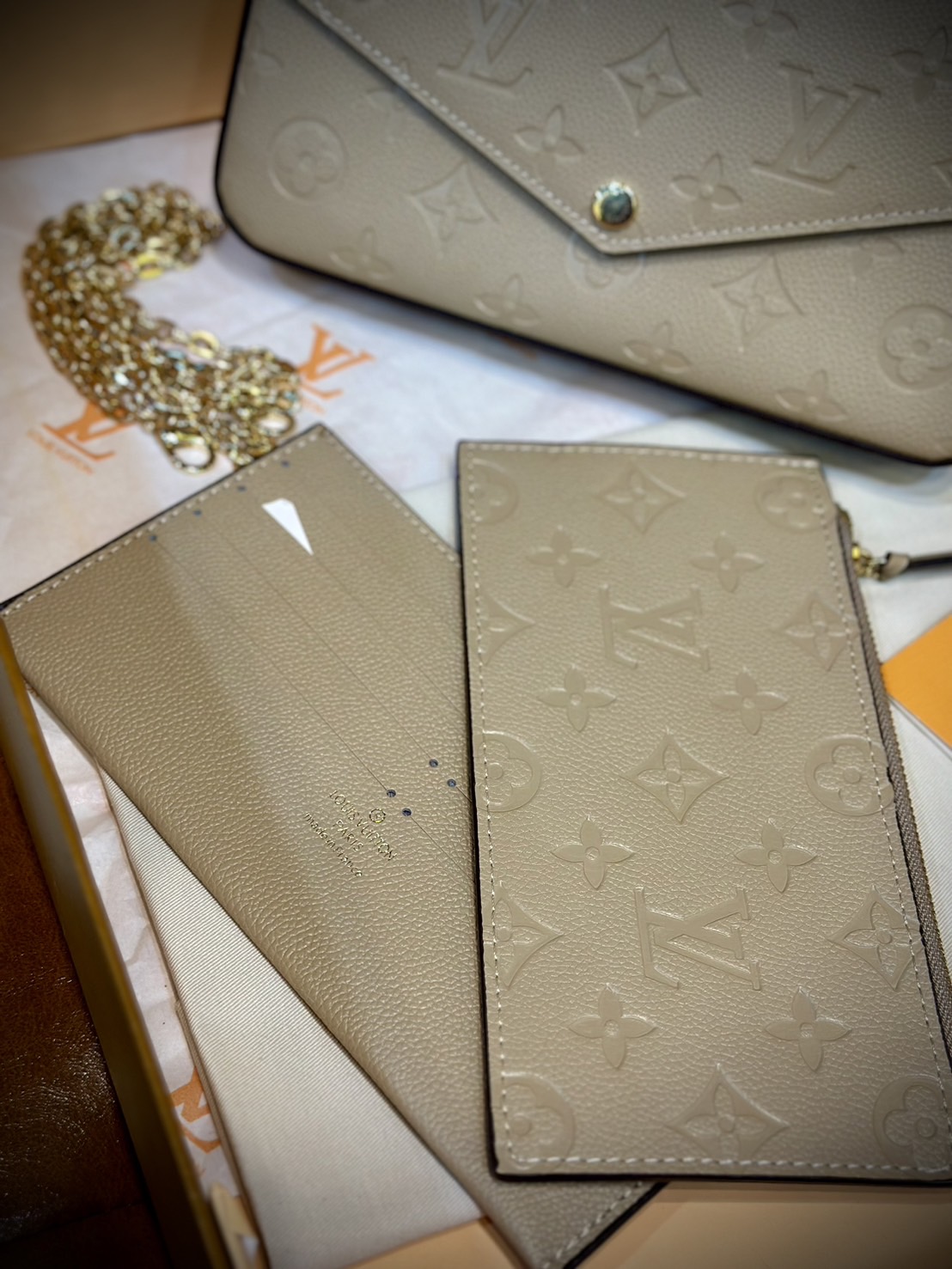 LV Felicie Pochette Monogram Empreinte Leather กระเป๋าทรงพอช มัลติฟังชั่น ครบทุกการใช้งาน สวยงามเหนือกาลเวลา มีใบนี้ใบเดียวคุ้มสุดเลยค่ะ