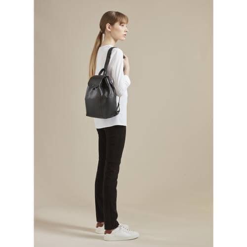 Longchamp Le Pliage Cuir Xs Leather Backpack แบรนด์ติดเทรนด์ตลอดไม่เคยเปลี่ยนกับ ทรง Le Pliage Cuir หนึ่งในตระกูลกระเป๋าสุดไอคอนิกจากแบรนด์ เมื่อรุ่น Le Pliage Cuir ในรูปแบบของหนังแกะ Metis ได้ถือกำเนิดขึ้นในปี 2012 เป้ที่มีการจัดการปรับดีไซน์ให้มีขนาดกำล