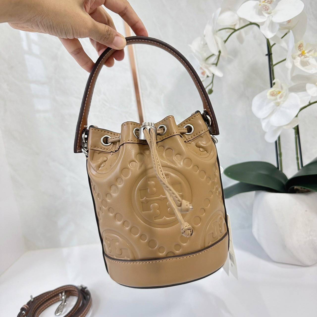 6 สี Tory Burch Puffy Mini / Tory burch T Monogram Puffy Patent Mini Bucket Bag / Tory Bucket Bag กระเป๋าบัคเกต size เล็ก โดดเด่นด้วยโลโก้ตัวนูนปั๊มด้านหน้า