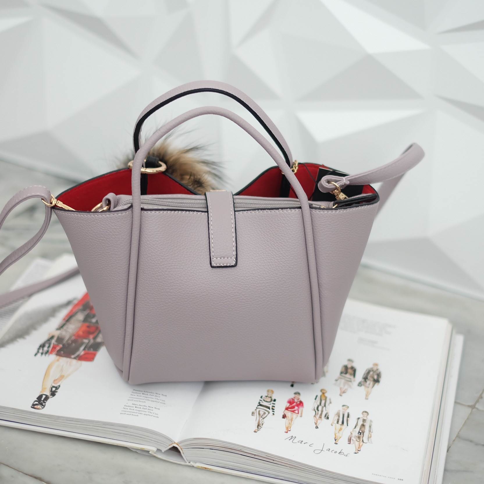 โฉมใหม่ ไฉไลกว่าเดิม 🌈everyday keep handbag 👑สวย หรู เวอร์วัง อีกแล้วค่า 👍 กระเป๋า ถือ//สะพายข้าง หนังสวยๆ มาพร้อมพวงกุญแจ ปอมปอม ฟรุ้งฟริ้ง ขนเฟอร์แท้ ยิ่งใช้ยิ่งฟูสวย น่ารักมาก เข้ากับกระเป๋าคะอย่างดี กระเป๋า เนื้อนิ่มหนา อยู่ทรง