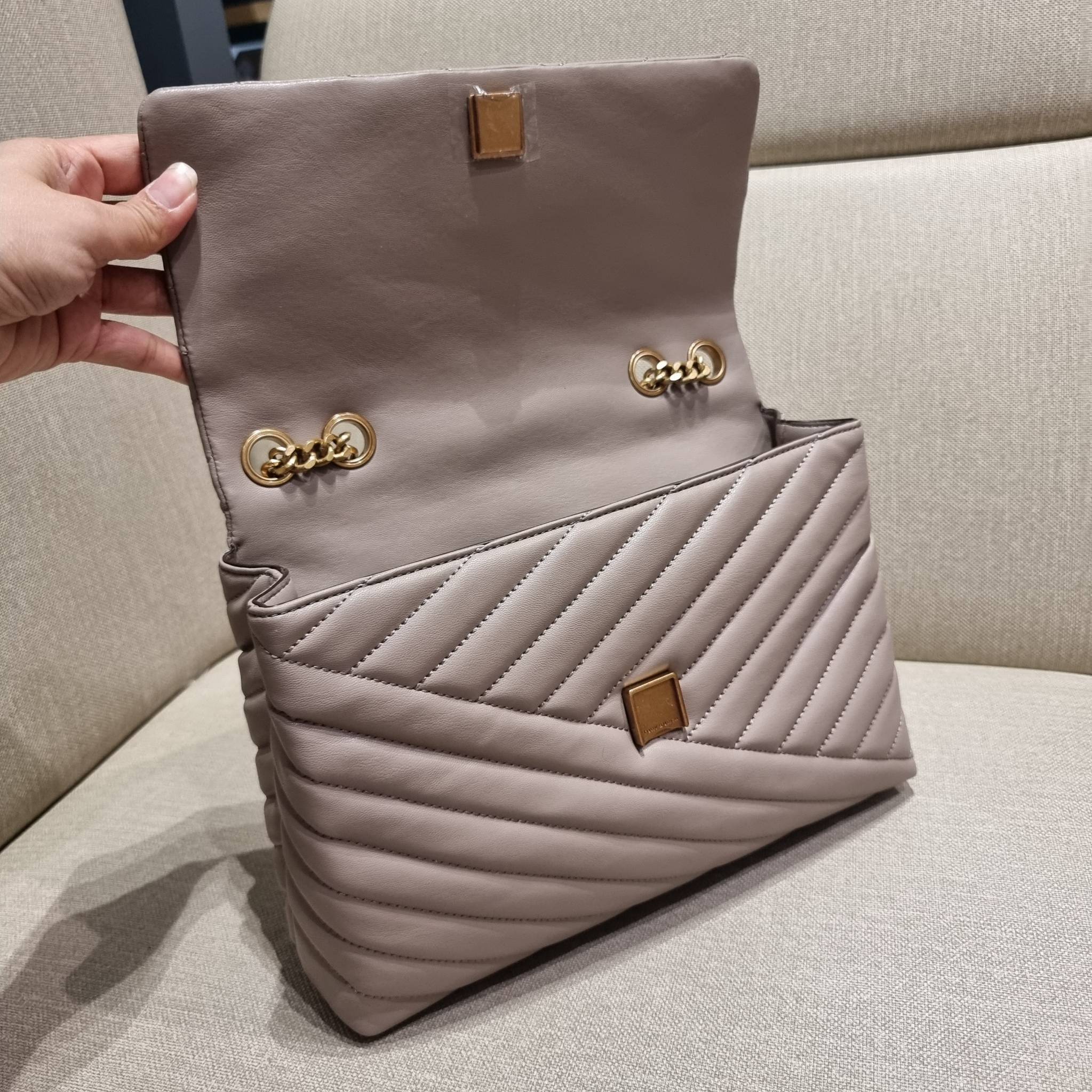 TORY BURCH KIRA CHEVRON CONVERTIBLE SHOULDER BAG กระเป๋าสะพายรุ่นยอดฮิต ไซส์ใหญ่จัดเต็มให้เน้นๆ ใช้ยังไงก็ดูหรู ดีไซน์เฉพาะตัว วัสดุหนังแกะ สัมผัสนิ่ม เปิด-ปิดด้วยกระดุมแม่เหล็ก ภายในเป็นช่องโล่ง แบ่งสัดส่วนไว้ดีมากๆ ใส่กระเป๋าสตางค์ มือถือ เครื่องสำอางค์