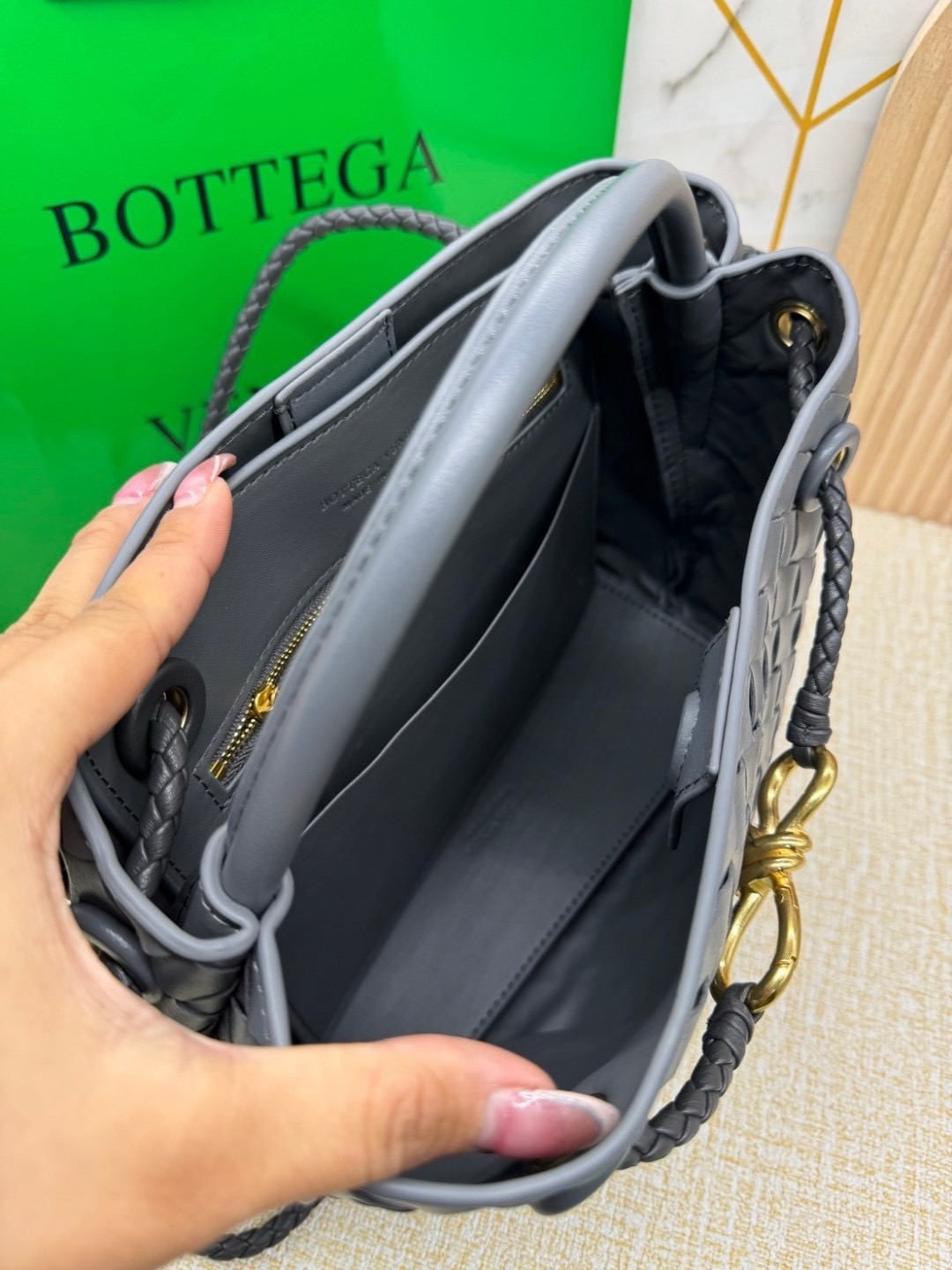 BOTTEGA Small Andiamo Top handle bag 28cm / BOTTEGA Tote Bag กระเป๋าสะพายดีไซส์สาน วัสดุเดนิมคอตตอนรุ่นใหม่ สวยงามเป็นเอกลักษณ์ เกรดออริ 1:1 ใช้งานต่างประเทศได้