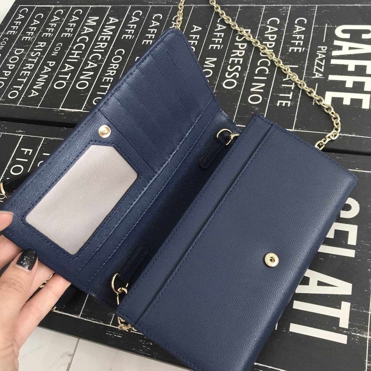 รุ่นขายดี **หนังวัวแท้สวยมาก KEEP • Ari • กระเป๋า สตางค์ยาว ปรับเป็นคลัช หรือถือ สะพาย ก้อได้หมด ขนาด กะลังดี ทรงสวย แค่ใบเดียวจบ! หนังคุณภาพเยี่ยม ภายใน จุของคุ้ม ใส่บัตร ใส่มือถือได้ทุกรุ่น ใบนี้ จะแต่งกับ Look ไหนก้อเข้ากันได้ดีแน่นอนค๊า Don't mis