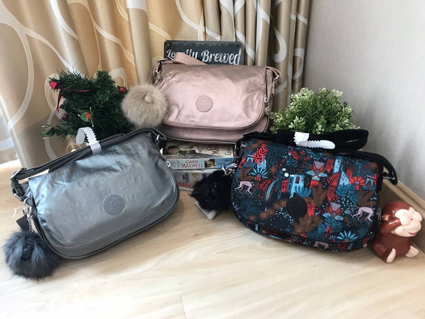 Kipling Basic Plus Earthbeat S Crossbody bag กระเป๋าสะพายทรงครอสบอดี้ สามารถสะพายได้ทั้งสายคู่และสายเดี่ยว มีดีเทลที่ฝาหน้ามีช่องซิปซ่อนทรงลึกและด้านหลังมีอีก1ช่อง ช่องหลักเปิดปิด2ชั้นด้วยกระดุมแม่เหล็กและซิปเดียวใช้งานง่าย ภายในใส่ได้ทั้งมินิไอแพค กระเป๋