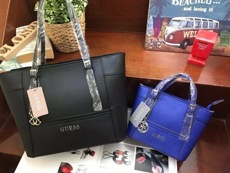 GUESS SHOPPER BAG กระเป๋าถือทรง Tote วัสดุหนังลาย Saffiano สวยอยู่ทรงสไตล์ PRADA ขนาดใหญ่ น้ำหนักเบา ด้านหน้าปั้มโลโก้แบรนด์ ประดับโลหะTAG โลโก้ตัว G อะไหล่เงินที่หูกระเป๋าถอดเเยกใช้ได้ เปิดปิดด้วยซิปเดียวใช้งานง่ายภายในมีsignature ยังมีช่องซิปและช่องเล็ก