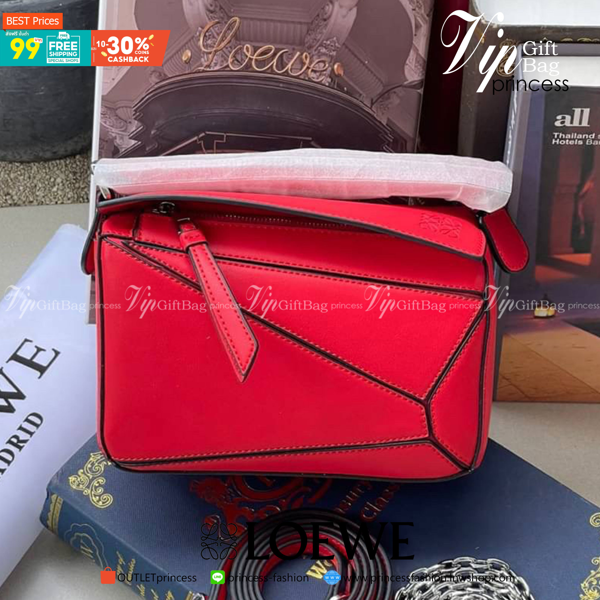 Loewe Nano Puzzle bag in classic โลเอเว่ (LOEWE) อีกหนึ่งกระเป๋าแบรนด์ดังจากสเปน ภายใต้คอลเลคชั่นใหม่อันร่วมสมัยของแบรนด์ มีความเป็นคลาสสิคและโมเดิร์นทันสมัย กระเป๋าที่มาในรูปแบบสี่เหลี่ยมผืนผ้า ที่สามารถใช้งานได้ทั้งแบบหูหิ้ว และแบบ Crossbody ด้านในมีช่อ