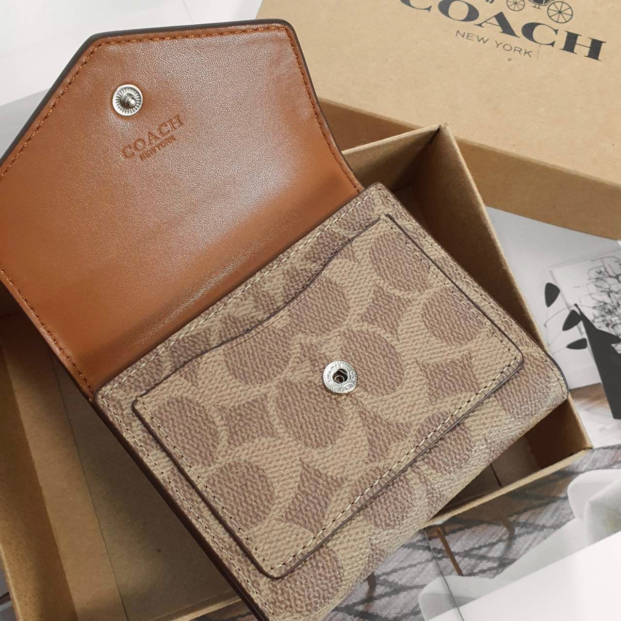 COACH SMALL WALLET IN SIGNATURE CANVAS กระเป๋าสตางค์ใบสั้น แบบพับสองตอน หน้าจดหมาย เปิดปิดด้วยกระดุมปั้มแบรนด์ ด้านในมีช่องใส่บัตรหลายช่อง และช่องใส่ธนบัตร ด้านหลังมีช่องซิปเหรียญอีกหนึ่งช่อง น้ำหนักเบา พกพาสะดวก มีให้เลือกหลายสี ห้ามพลาดค่ะ!