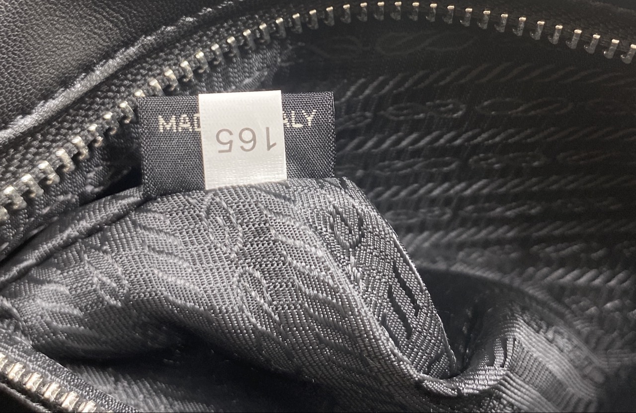 ORI หนังแท้ | Prada Small Top-handle Bag in Antique Nappa กระเป๋าสะพายพร้อมหูจับ งานหนังยับดีไซน์เอฟเฟกต์เท็กซ์เจอร์ที่มีเสน่ห์สไตล์วินเทจ พร้อมทริกห้อยเพิ่มสไตล์สัมผัสที่โดดเด่นและร่วมสมัยยิ่งขึ้น