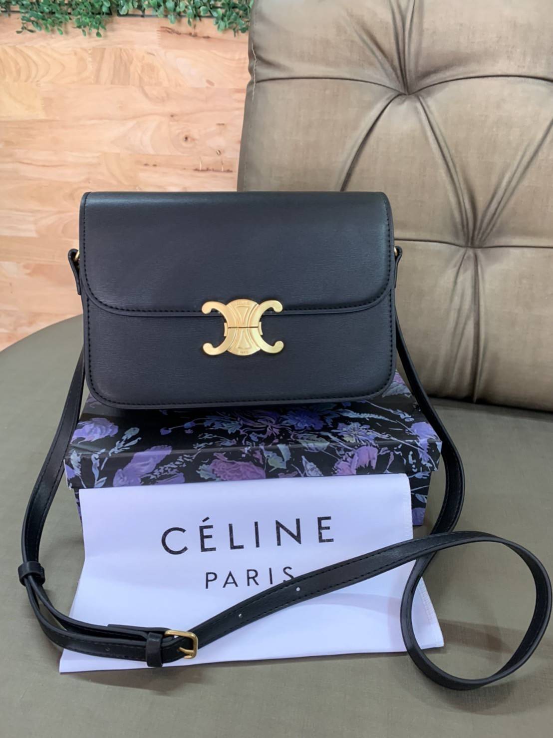 CELINE Medium Triomphe Bag In Shiny Calfskin Medium Triomphe Bag In Shiny Calfskin GIFT WITH PURCHASE (GWP) พรีเมี่ยมกิ๊ฟ Limited Edition จาก CELINE PERFUME DUTY FREE COUNTER วัสดุหนังแท้ (Calfskin) ซับในเป็นหนังแกะ (Lambskin) รูปทรงสี่เหลี่ยมผืนผ้า ขนาดก