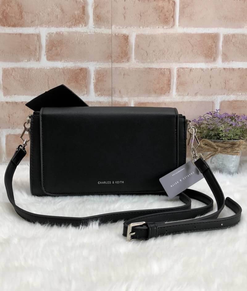 RESTOCK!! CHARLE & KEITH OVERSIZED KNOT CLUTCH กระเป๋าสะพายคลัช ออกแบบช่องเป็นรูปโบว์กระเป๋าทรงคลัช ดีไซน์สวยออกแบบช่องสอดมือเป็นโบว์ มาพร้อมสายสะพายยาวปรับได้ ถอดออกถือเป็นคลัชก็ได้ เปิด-ปิดด้วยกระดุมแม่เหล็ก ด้านในมี 1 ช่อง พกพาสะดวก ถือไปเดท ไปงาน สะพา