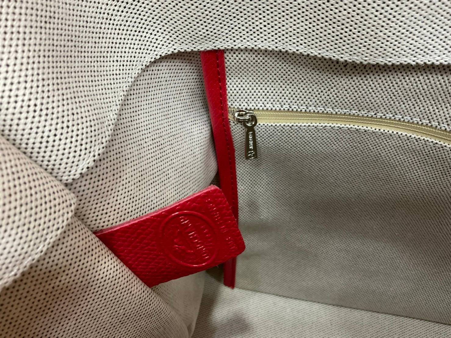 LONGCHAMP ESSENTIAL TOILE SHOULDER BAG L ECRU กระเป๋าสะพายข้าง รุ่นใหม่ล่าสุดทรงฮิต!! ฮิตกันมากๆในเหล่าบรรดาเซเลป วัสดุ Cotton Canvas & Grained cowhide ด้วยดีไซน์ทรงสวยคลาสสิค ขนาดกำลังดีเนื้อหนา ตั้งอยู่ทรง น้ำหนักเบา