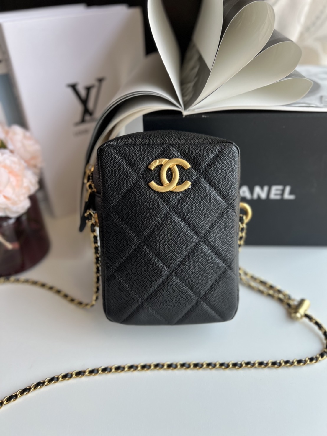 หนังแท้ Chanel Vertical / Chanel Black Caviar Grained Calfskin Vertical Camera Bag พร้อมส่งที่ไทย กระเป๋าสะพายข้างหนังแท้ฟูขึ้นทรงสวย เกรดหนังดีที่สุดยิ่งใช้นานหนังยิ่งสวย มาในดีไซน์คลาสสิคเรียบหรูเข้ากับทุกลุ๊คแบบไม่มีเอ้าท์ ไอเท็มนี้แนะนำสวยน่าใช้ ไม่คว