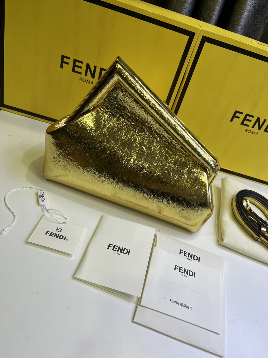 พร้อมส่ง 6 สี FENDI First Midi bag กระเป๋าทรงคลัชมาพร้อมสายสะพาย รูปลักษณ์สวยงามทันสมัย 🧡 เกรดออริจินอล 1:1 สลับแท้ ใช้งานต่างประเทศได้