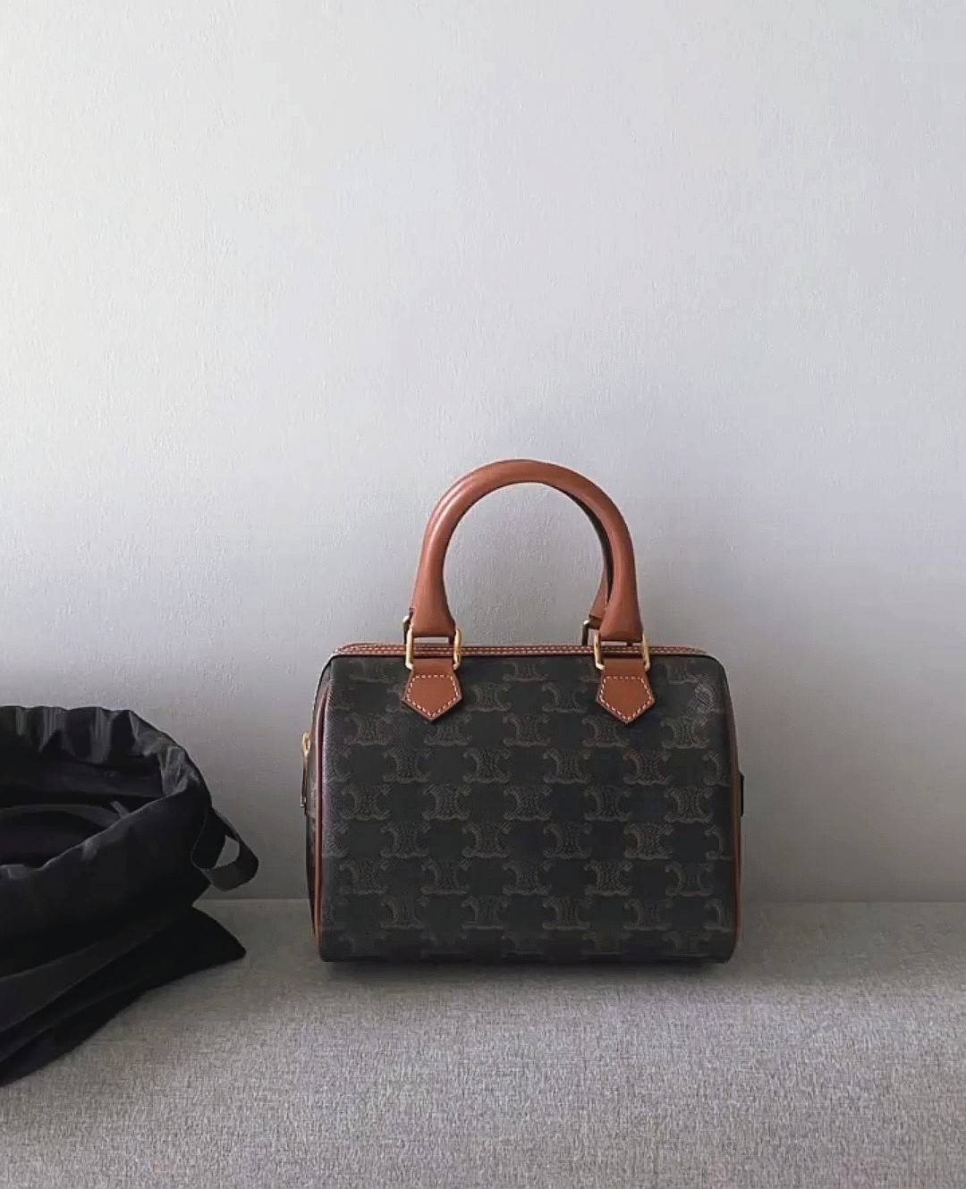 CELINE MINI CROSSBODY BAG VIP วัสดุ Triomphe Canvas สวยอยู่ทรงดีไซน์ยอดนิยมทรง Speedy ไม่มีเอ้าท์ค่ะ เปิดปิดด้วยซิปแบรนด์อะไหล่ทอง ใส่กระเป๋าสตางค์ มือถือ ของจุกจิกได้เยอะ หูจับแข็งแรงพับลงได้ พร้อมสายหนังยาวปรับระดับได้ถอดได้ อะไหล่แบรนด์สีทองหรูมีโลโก้ 